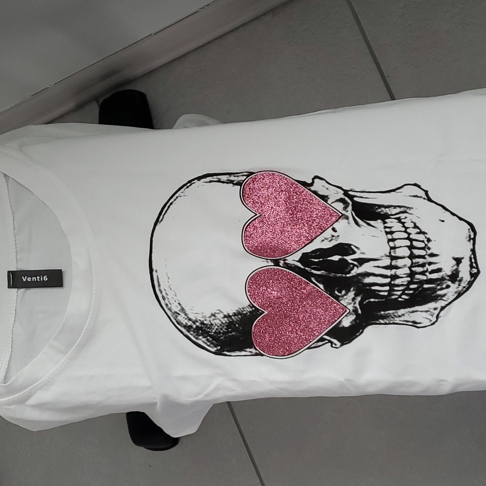 Shirt 👚✨🌸 Venti short sleeve skull shirt.